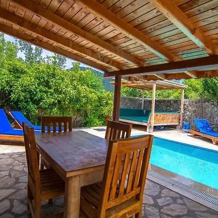 Tek Katli Havuzu Korunakli Villa Kinali (Aegean)