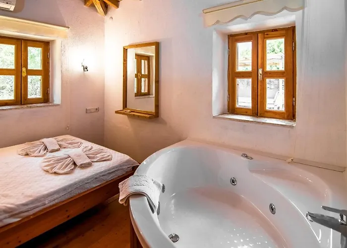 Tek Katli Havuzu Korunakli Villa Kinali (Aegean)